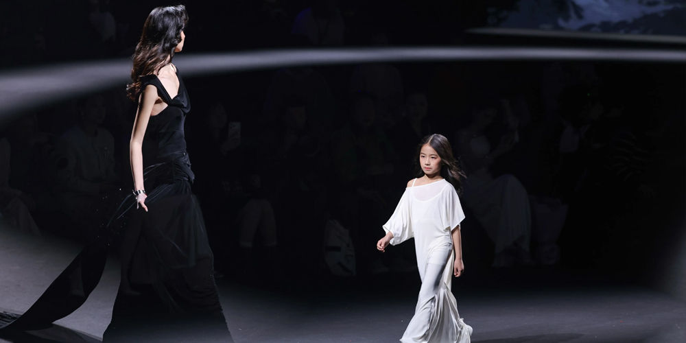 MOMIWEI 2026春夏高定「山与海」系列闪耀中国国际时装周 以时尚赋能女性多元力量